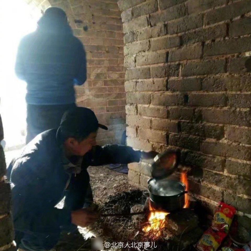 驴友长城做饭熏黑墙体 被志愿者发现后强行下