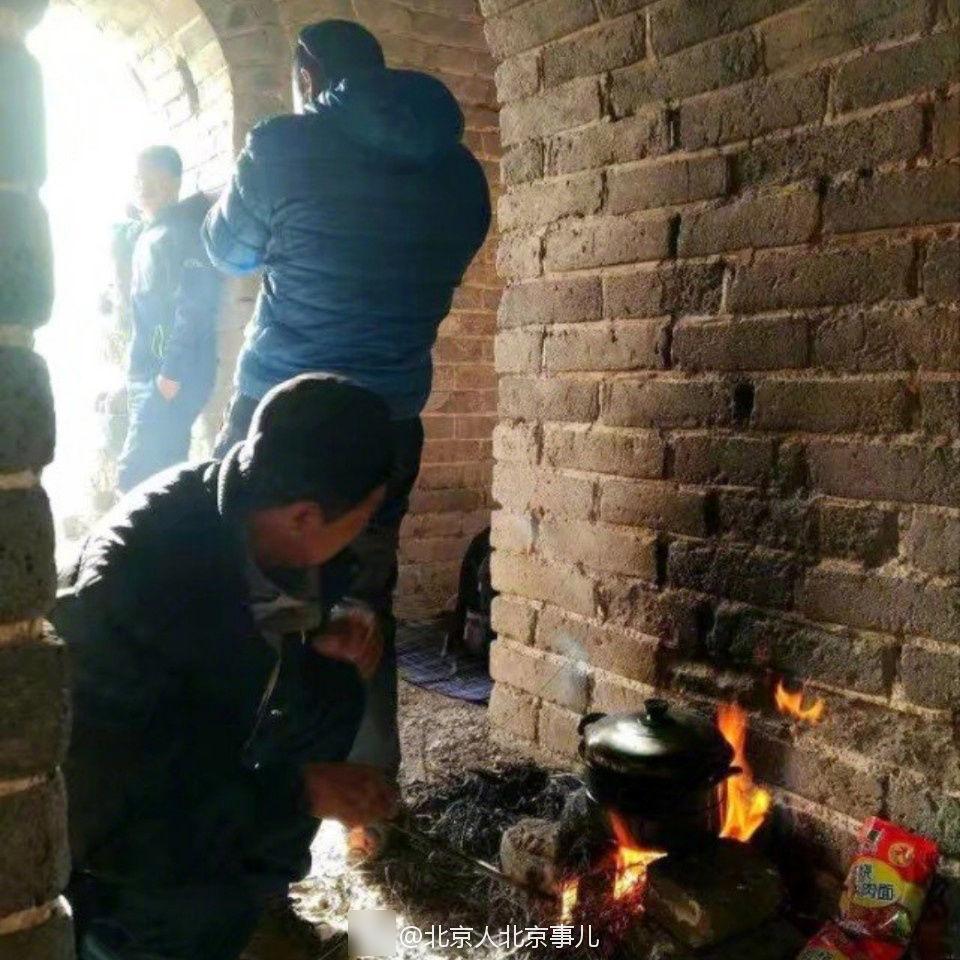 驴友长城做饭熏黑墙体 被志愿者发现后强行下