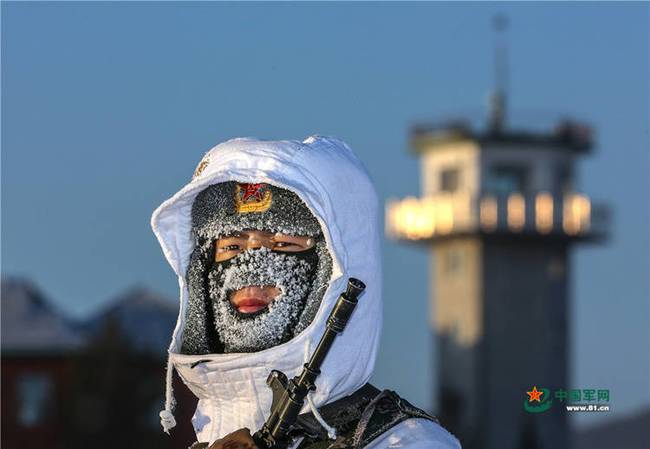 30℃!边防官兵巡逻美成一幅画(组图)