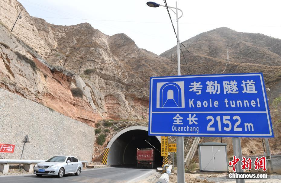 直击甘肃折达公路现场 维修加固隧道部分车辆