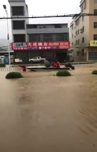 广东肇庆受台风影响一夜暴雨 消防出动冲锋舟