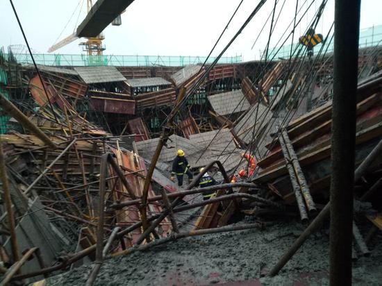 上海奉贤一工地发生模架坍塌事故 已致1死9伤