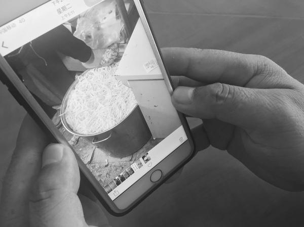 员工被曝脚踩米线 多人反映有图片有视频 这家