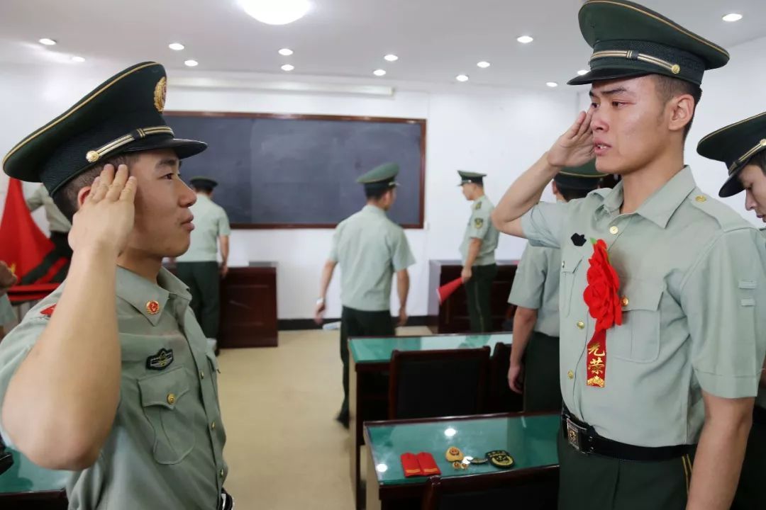 在每一个军人心间的却是一辈子的牵挂一生的责任恰逢退伍季向老兵敬礼