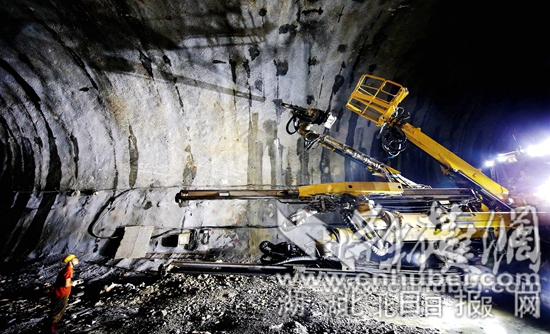 工人在都安隧道出口掌子面指挥全智能三臂凿岩台车作业。.JPG