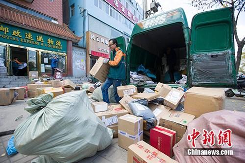 资料图:物流人员在分拣快递。<a target='_blank' href='http://www.chinanews.com/'>中新社</a>记者 张云 摄 资料图:物流人员在分拣快递。<a target='_blank' href='http://www.chinanews.com/'>中新社</a>记者 张云 摄