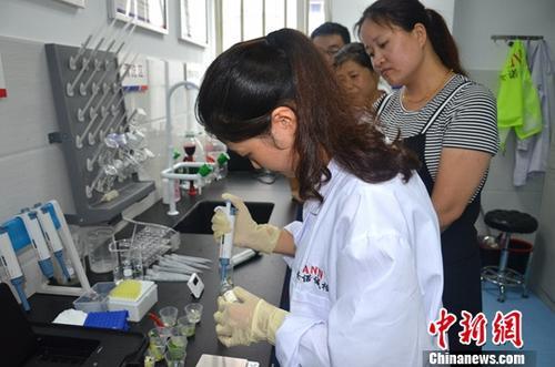 资料图:工作人员根据消费者要求现场检验,共筑食品安全。<a target='_blank' href='http://www.chinanews.com/'>中新社</a>记者 韩苏原 摄 资料图:工作人员根据消费者要求现场检验,共筑食品安全。<a target='_blank' href='http://www.chinanews.com/'>中新社</a>记者 韩苏原 摄