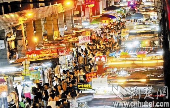 大学生小白领搅热摆客经济 每晚成交过百万元