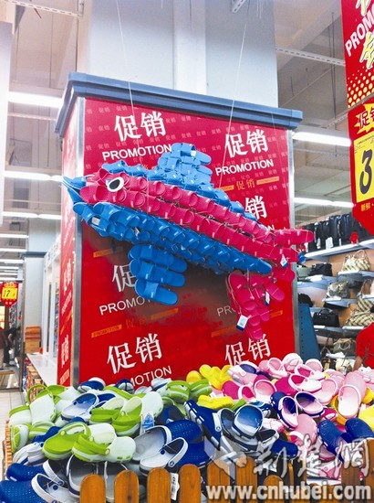 武汉超市商品摆放有创意:麻将做铠甲阿凡达穿
