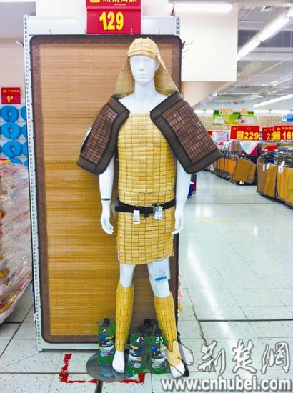 武汉超市商品摆放有创意:麻将做铠甲阿凡达穿