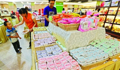 昨日,洪山群光广场的生活超市,各种月饼品种齐全. 记者高宝燕 摄