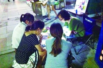 武汉大学生“毕摊族”月入近万 嫌啃老太丢脸