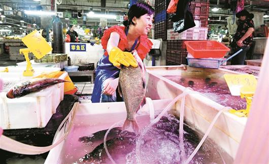 图为:洪山新竹路菜场卖鱼的摊位,鳊鱼量明显少于其它鱼