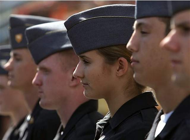 美国<em>西点军校</em>教官偷拍<em>女生</em>洗澡去年2.6万人受