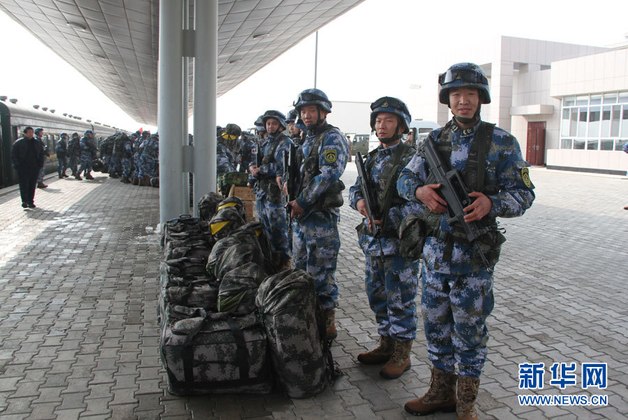 南海舰队海军陆战旅官兵紧握手中枪.张骄瀛 摄