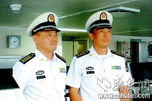 图为:黄冈籍大校陶新阶(左),舰长汪科在驾驶舱指挥.