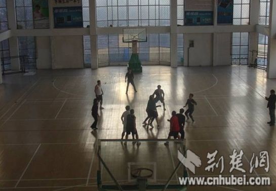江夏区第一初级中学举行教职工男子篮球赛-荆