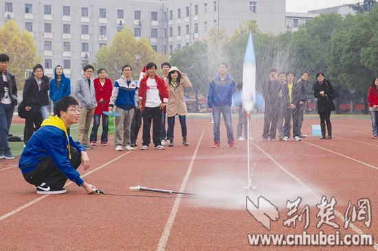 湖大学生用注水饮料瓶制造水火箭 飞出近百米