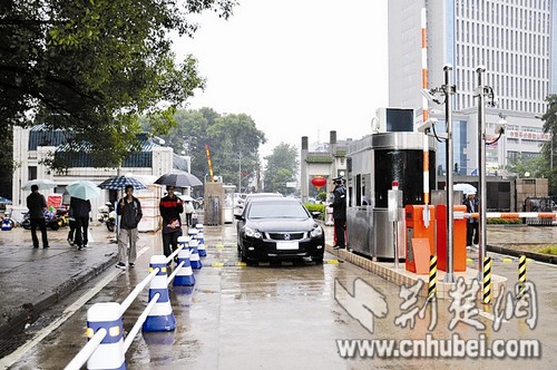 武汉各高校设置收费停车门禁系统 称为顾及安