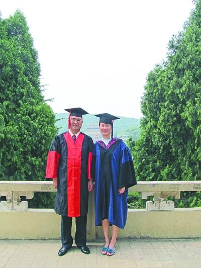 武汉父女同时攻读武大硕博 学校:百年头一回