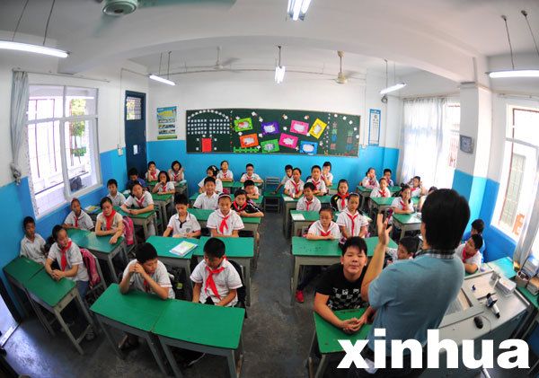 武汉39名小学生为同班脑瘫同学"蜗居"小教室(图)