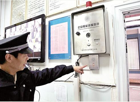 武汉中小学将安一键报警系统 按键即可与警察