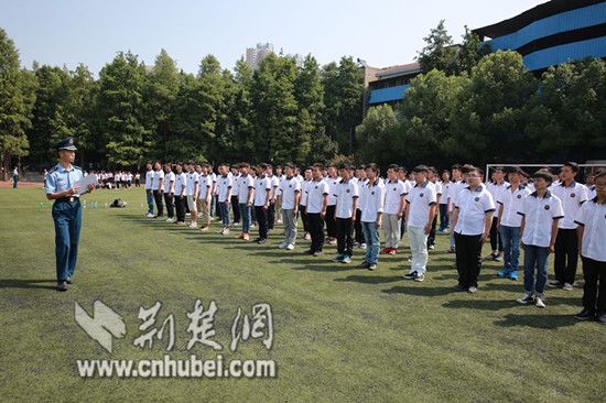 [开学季]武汉一高校办迎新营:唱歌跳舞听精英