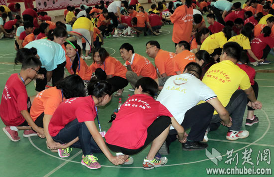 武汉300多名老师家长中学生同做游戏 感受信任