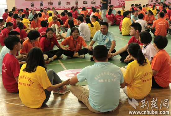 武汉300多名老师家长中学生同做游戏 感受信任