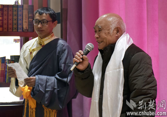 媒体走转改]81岁武汉阿爸邀请藏族大学生吃