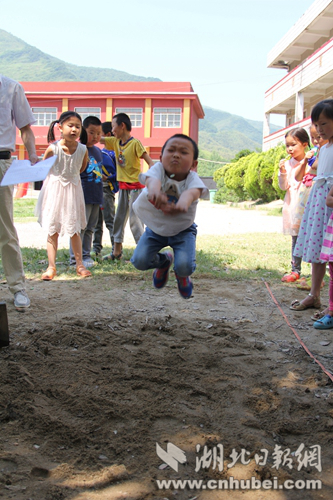 华中农大体育部与毛坪小学师生共庆 六一 儿童