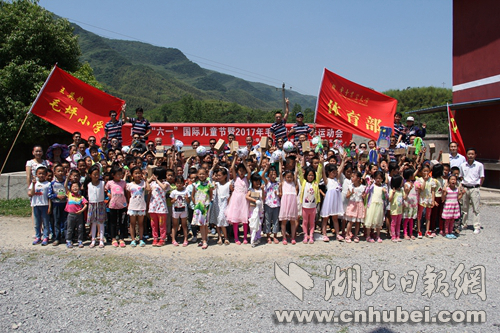 华中农大体育部与毛坪小学师生共庆 六一 儿童