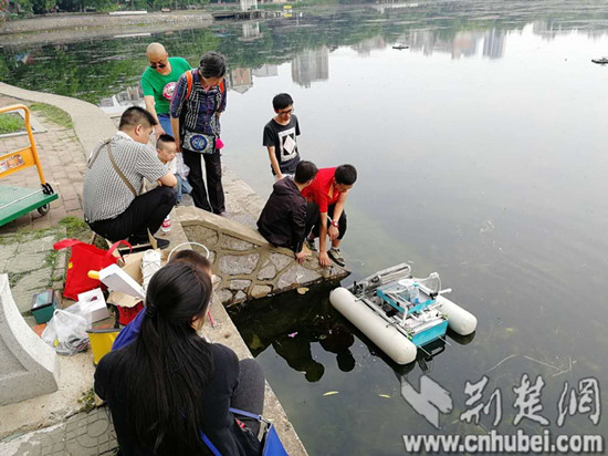 武汉理工大学生发明水华杀手 填补国内景观水