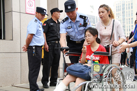 襄阳市公安局高新分局民警护送受伤民警考生