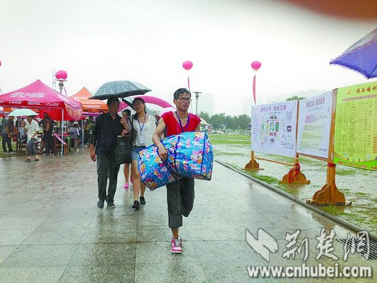 湖北文理学院大学生帮好友代考体能测试猝死图片