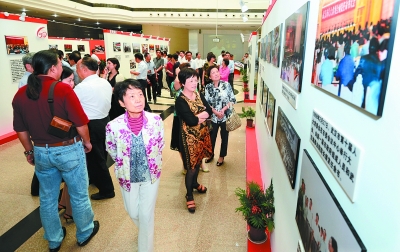 武汉举办历史图片书画摄影展 纪念市人大成立