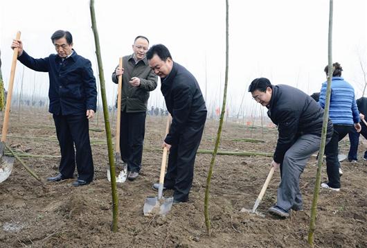 省委常委,襄阳市委书记王君正(中)在春季植树造林现场参加义务植树