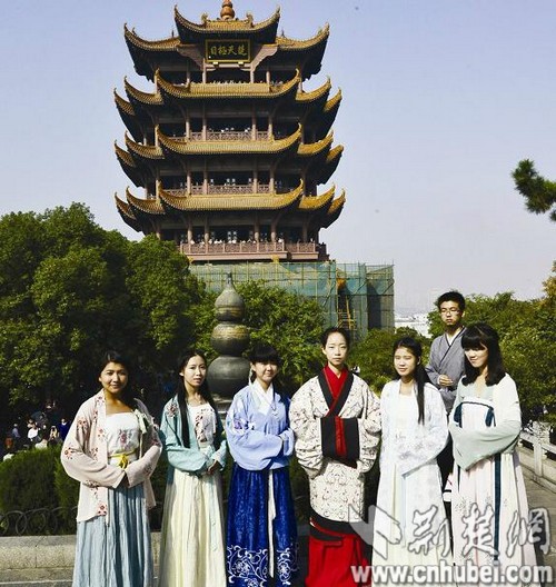 武汉大学生穿汉服游黄鹤楼 向游客展示汉服的魅力