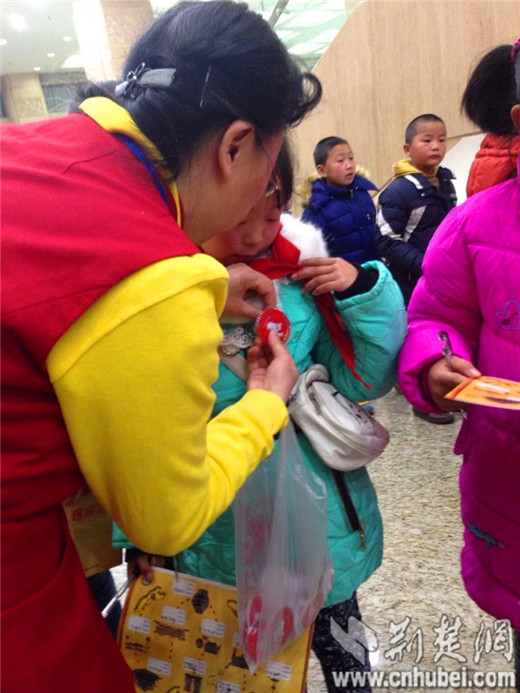 30名留守儿童到湖北省博物馆感受传统文化_荆