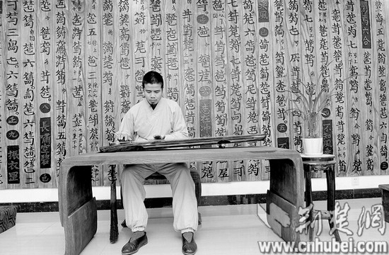 越南博士隐居东湖与古琴为伴 手工制琴近200张