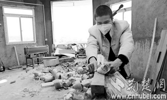 越南博士隐居东湖与古琴为伴 手工制琴近200张