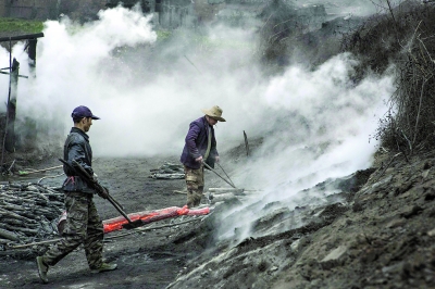 白居易《卖炭翁》中写道"卖炭翁,伐薪烧炭南山中.满面尘灰烟火