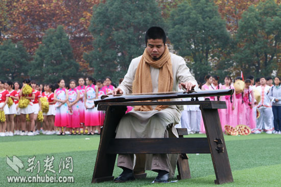 文华学院红枫文化节越南博士奏古琴 非遗文化