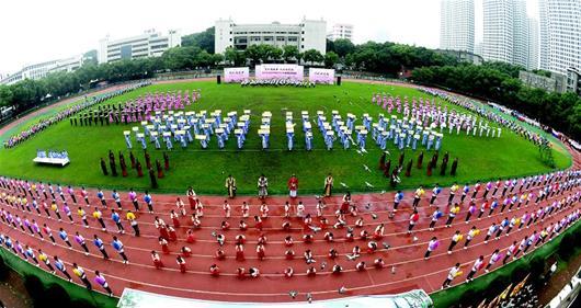 小雨中万人诵经典读名篇