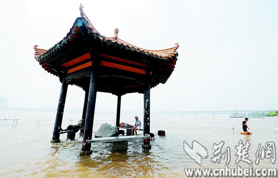 峰平稳过武汉 市民江滩看水戏水(图)-荆楚网 w