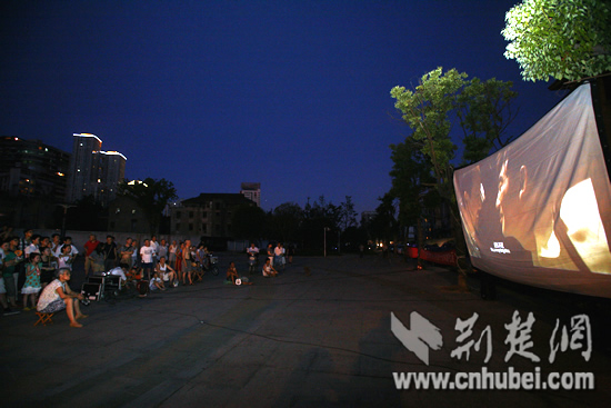 武汉市民露天看电影学消防知识 纳凉新感受新