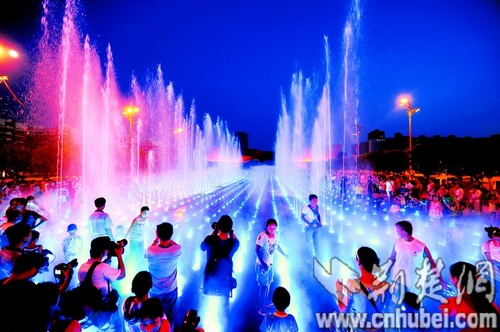 武昌首义广场大型音乐旱式喷泉表演首次向市民