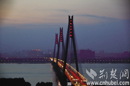 美轮美奂二七大桥成为武汉经济发展的巨大引擎