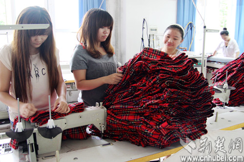 武汉商贸职业学院6名学生暑假为新生缝制校服