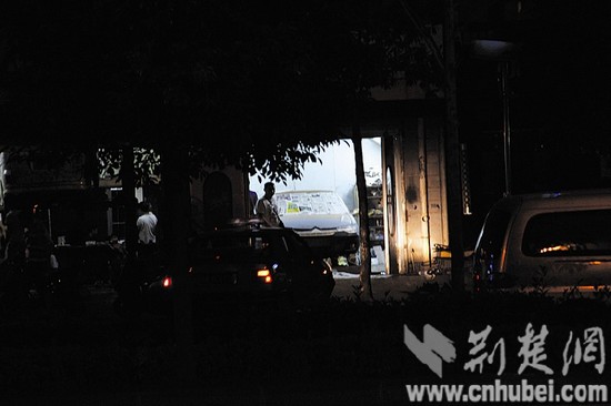 武汉一汽修店将报废车变身成出租车 过程揭秘